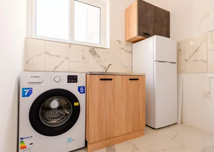 F8-1 Spacious בית אירוח *